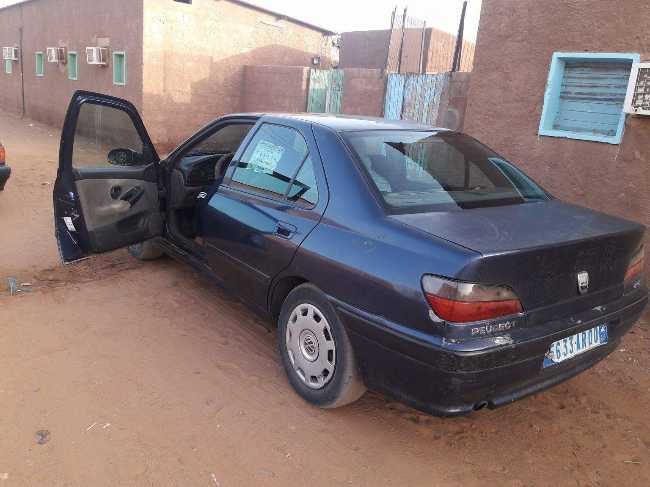 Peugeot 406 simple le moteur en bon état  