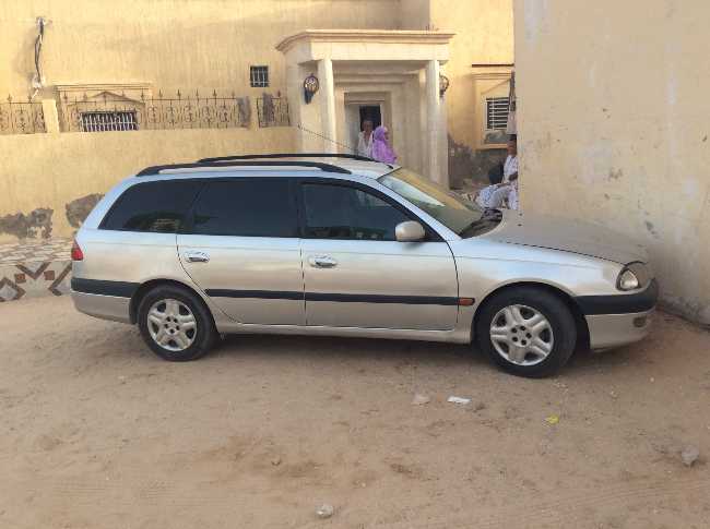 Avensis 2.0 jdida sous douane