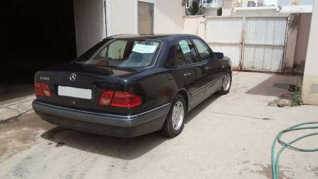 MERCEDES E300 D  NON DEDOUANNÉ BOIT MANUEL m