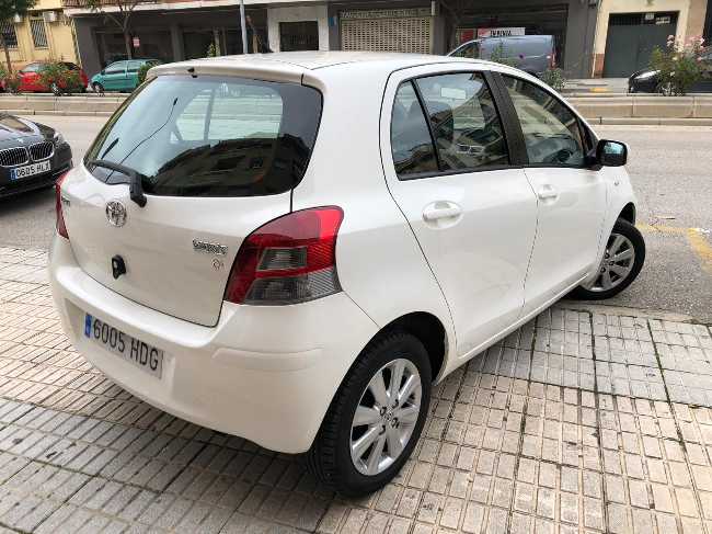 Toyota yaris model 2011