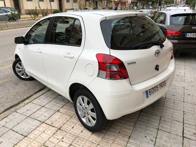 Toyota yaris model 2011