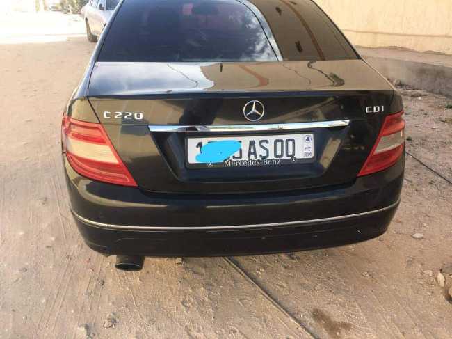 سيارة من نوع Mercedes benz مزالو نظيفه او ركيل  مكينة 