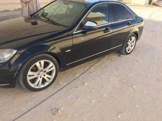 سيارة من نوع Mercedes benz مزالو نظيفه او ركيل  مكينة 