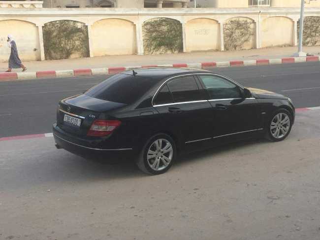 سيارة من نوع Mercedes benz مزالو نظيفه او ركيل  مكينة 