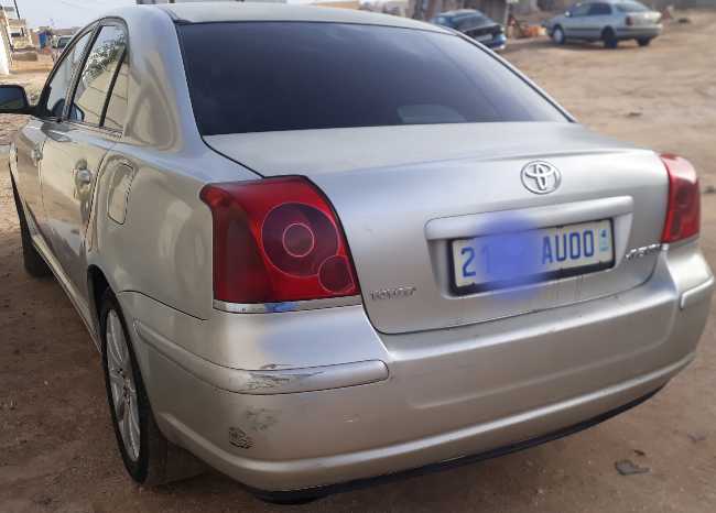 TOYOTA AVENSIS D4D 5 VITESSES ET  4 PORTES 