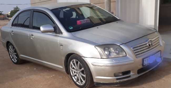 TOYOTA AVENSIS D4D 5 VITESSES ET  4 PORTES 