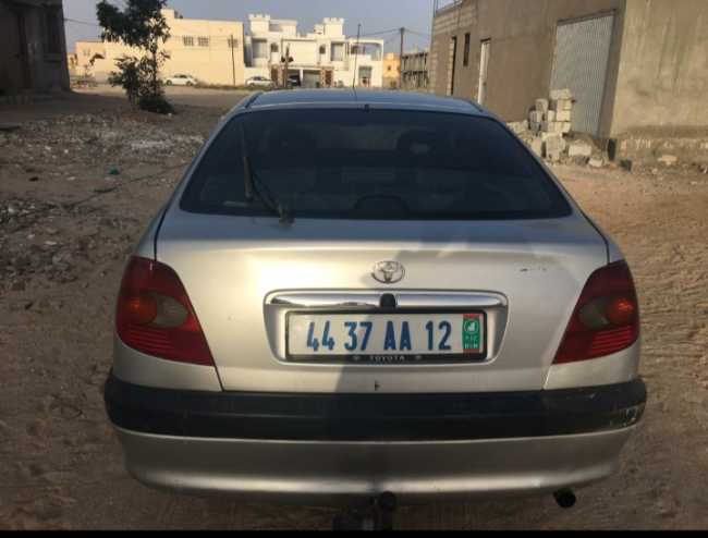 avensis d4d 5 porte