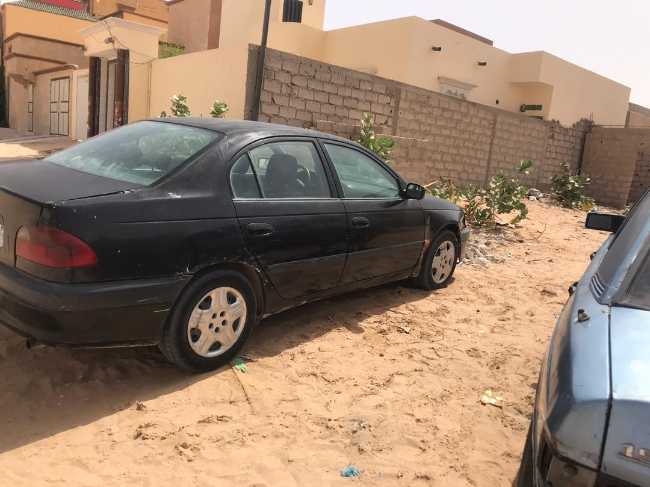 فرصة 2.0 avensis 4 vitre  الوضعية جيدة