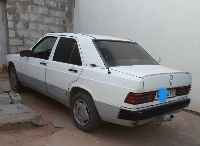 بيع سيارة من نوع 190 Mercedes 