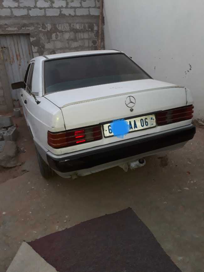 بيع سيارة من نوع 190 Mercedes 