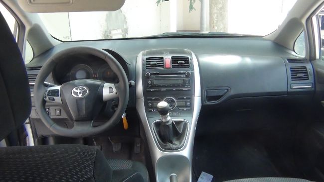 TOYOTA AURIS زينة مزالت فرصة 