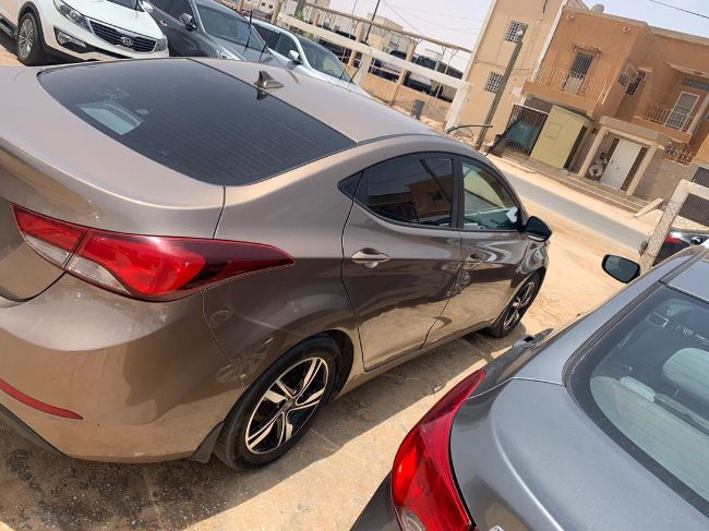 Hyundai Elantra 2015 ماه مرقمة