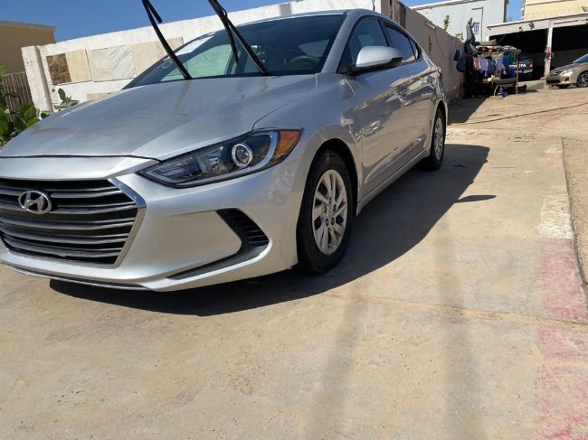 Hyundai Elantra.  2017  mavat oura9met