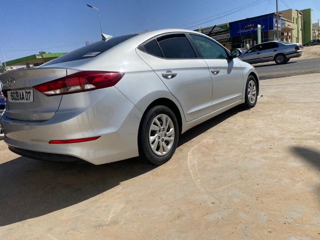 Hyundai Elantra.  2017  mavat oura9met