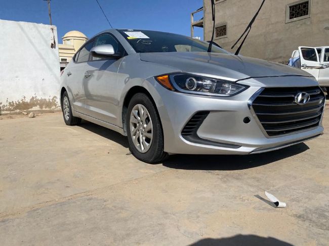 Hyundai Elantra.  2017  mavat oura9met