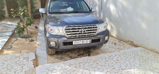 Toyota Land Cruiser v8