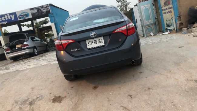 Toyota Corolla s 2015  مجمركه غير مرقمه ولها ملف جاهز