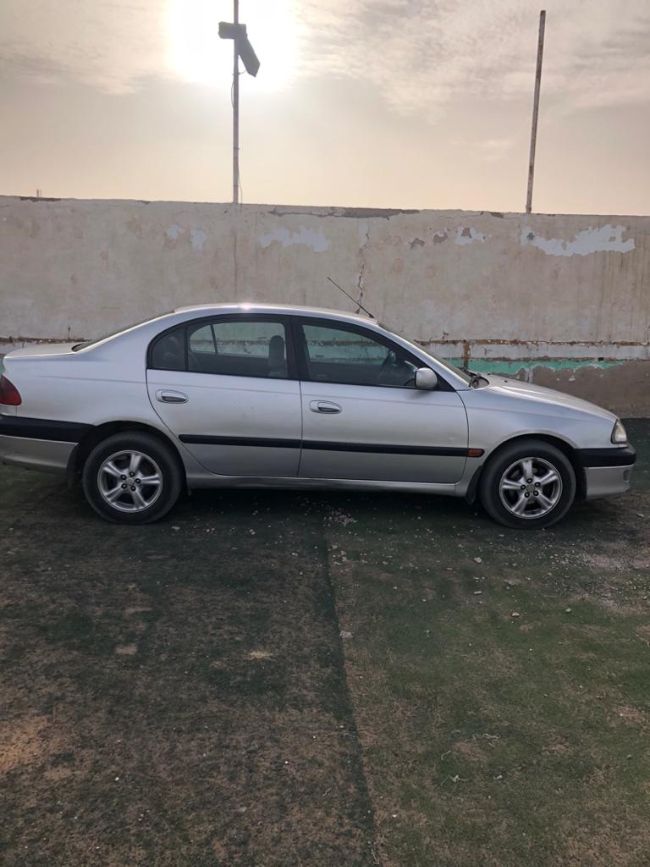 سيارة avensis 2.0