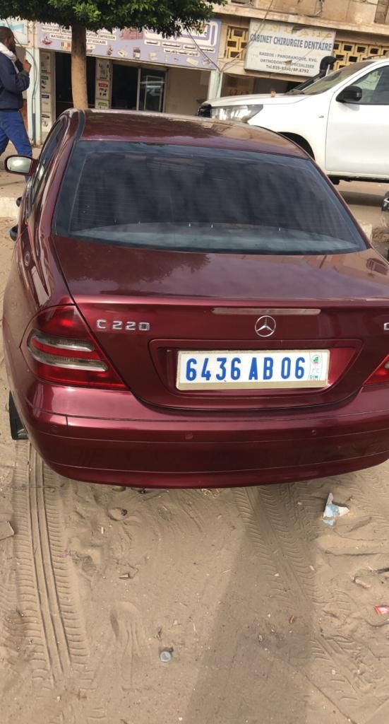 Mercredi C220 W203 مزالت جديده مالها 2 مرقمه