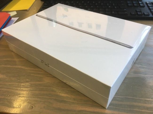 Запечатанный. IPAD 6 Generation 32 GB коробка. Айпад 8 поколения 32 ГБ коробка. Apple IPAD 2 запечатанный новый. IPAD 2018 коробка.