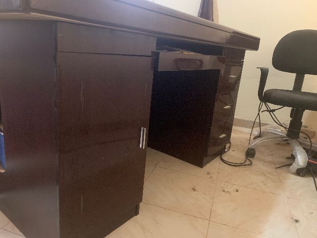 Bureau quasi neuf avec chaise roulante