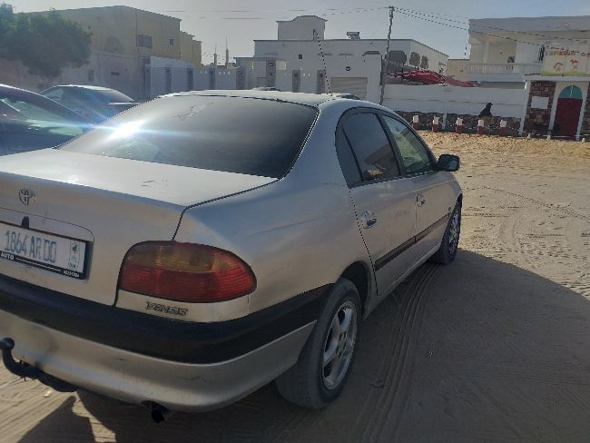 Avensis 2.0 مكينة ماتطلص حركة جيدة 