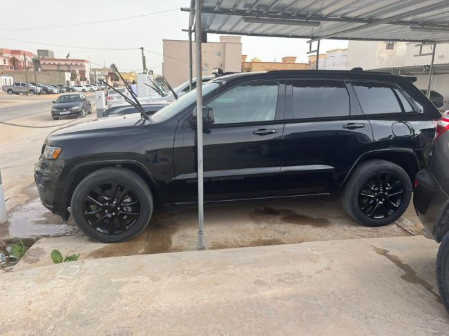 JEEP GRAND CHEROKEE LAREDO