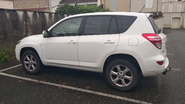 Voiture Rav4 tres bonne état 6 vitesse 