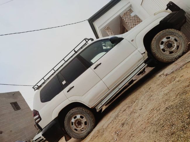 سيارة الخريف Toyota  Land Cruiser 