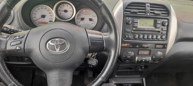 سيارةrav4 2005 ذهبية اللون مجمركة  منذو اسبوع واحد 