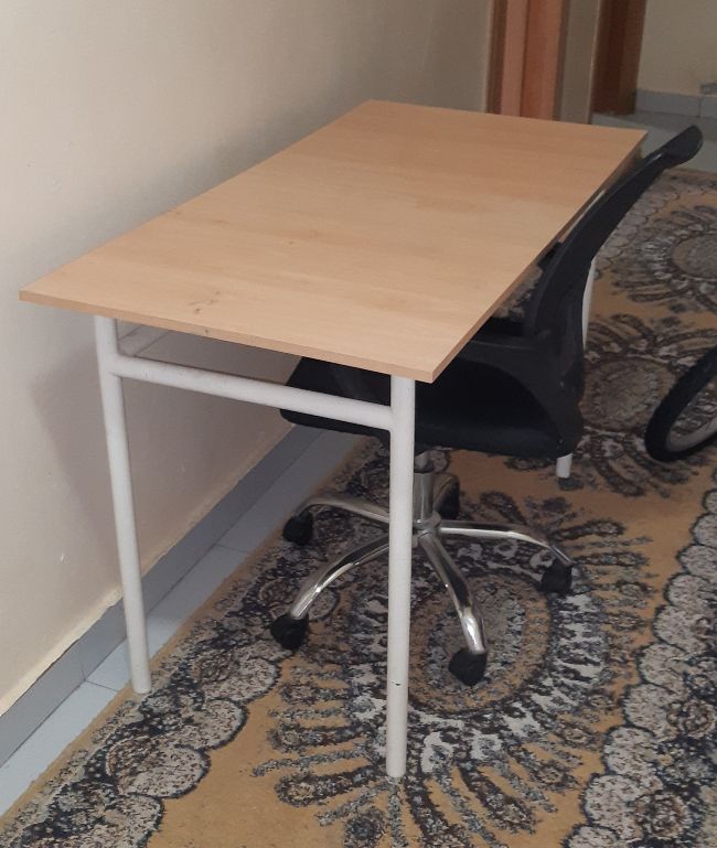 joli bureau avec chaise roulante