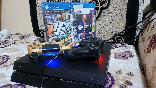  Ps4 avec 2 manettes et 3 CD 