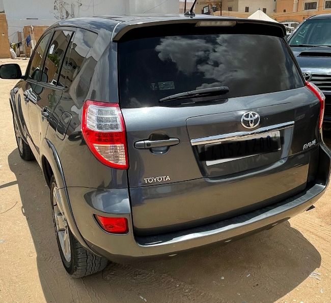 Rav 4 (4*4)   جاي من فرنسا  جديدة full option 