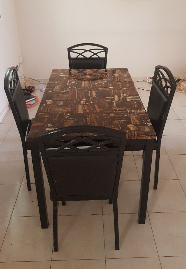 Table à manger avec 4 chaises