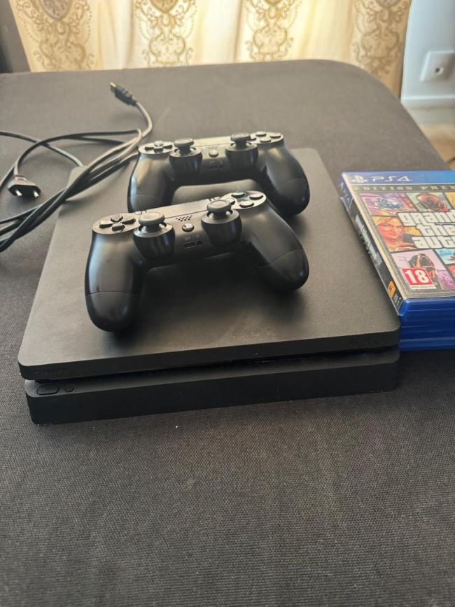 PS4 slim 