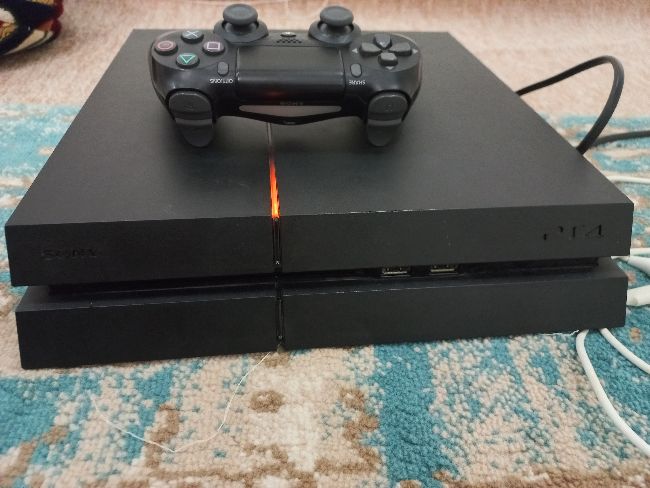 فرصه  ps4 مع منت حر خاسر فيه الا بل cd مزالت نظيف