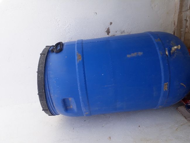 fut de 250 litre avec robinet à  vendre