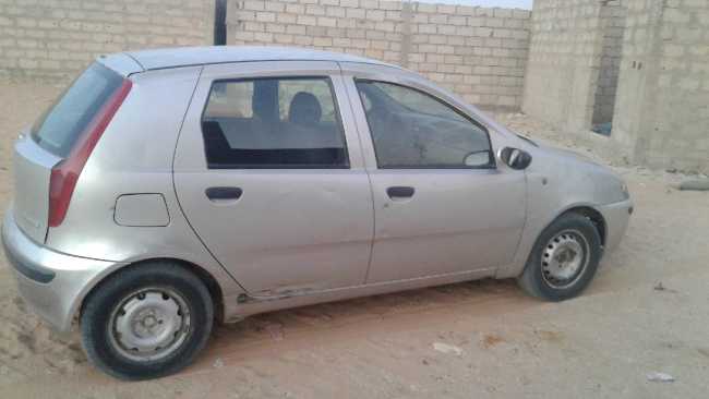 سيارة fiat من نوع punto 