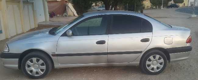  Avensis 2.0 سيارة من نوع 